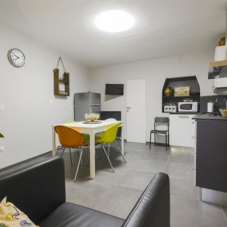 Casa Vacanze Vicolo Della Luna Ambra Екстериор снимка